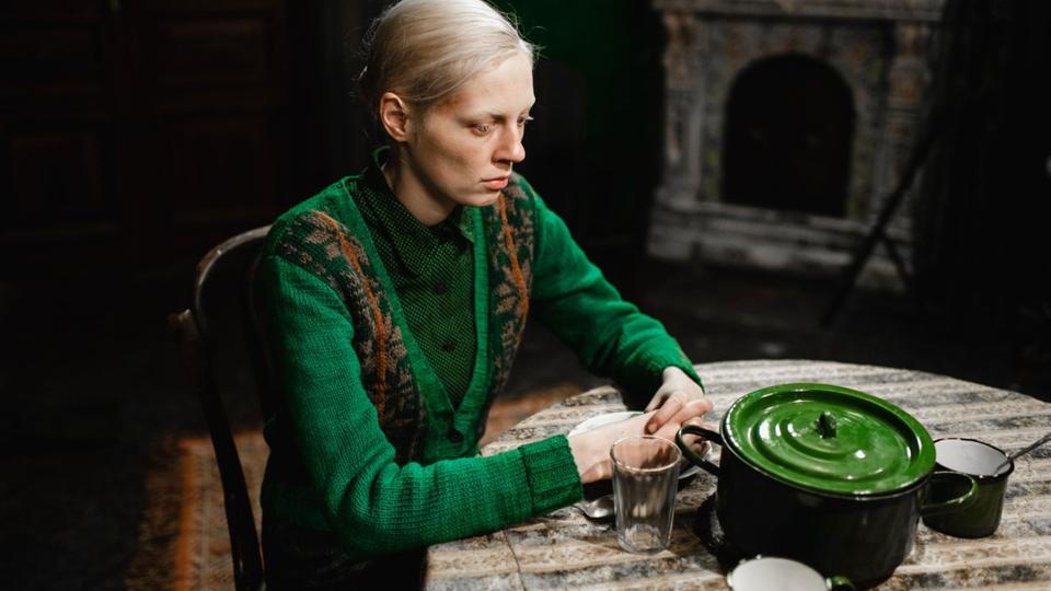 Viktoria Miroshnichenko - Beanpole filminden bir sahne, 2019