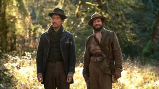 Orion Lee ve John Magaro. First Cow filminden bir sahne. 2019.