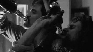 Robert Pattinson ve Willem Dafoe - The Lighthouse filminden bir sahnede