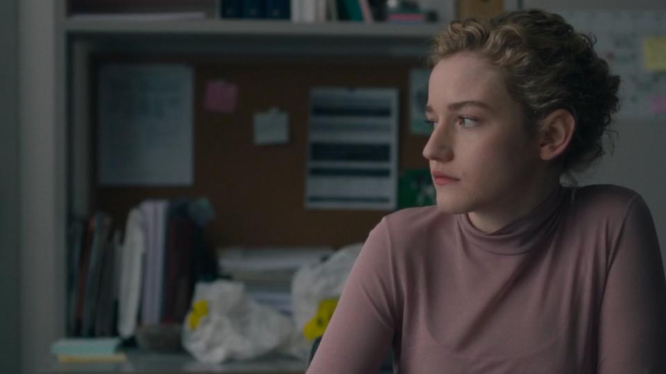 Julia Garner - The Assistant filminden bir sahne